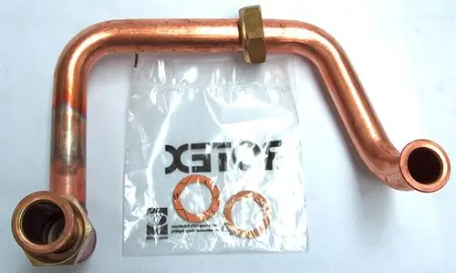 Kupferrohr mit zwei Enden, eines mit Gewinde und das andere rund, in einer Plastiktüte, möglicherweise Bestandteil eines Daikin-Produkts für Wärme- oder Kühlanwendungen.